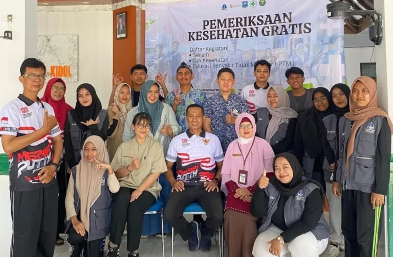 Mahasiswa KKN-T Alma Ata dan warga Pesurungan Kidul berfoto bersama di Pendopo Kelurahan.