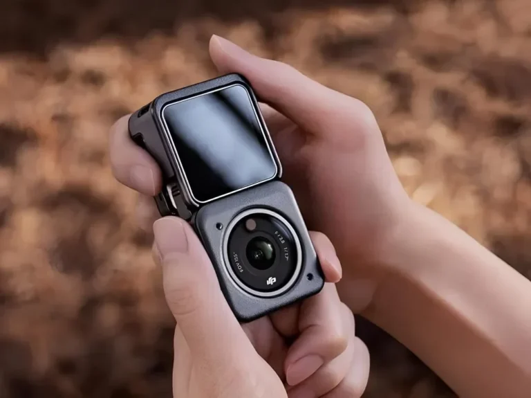 DJI Osmo Nano, kamera aksi mini terbaru dari DJI, digenggam oleh tangan.