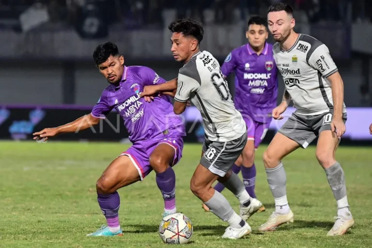 Aksi perebutan bola antara pemain Persita (ungu) dan Persib (abu-abu) di BRI Super League.