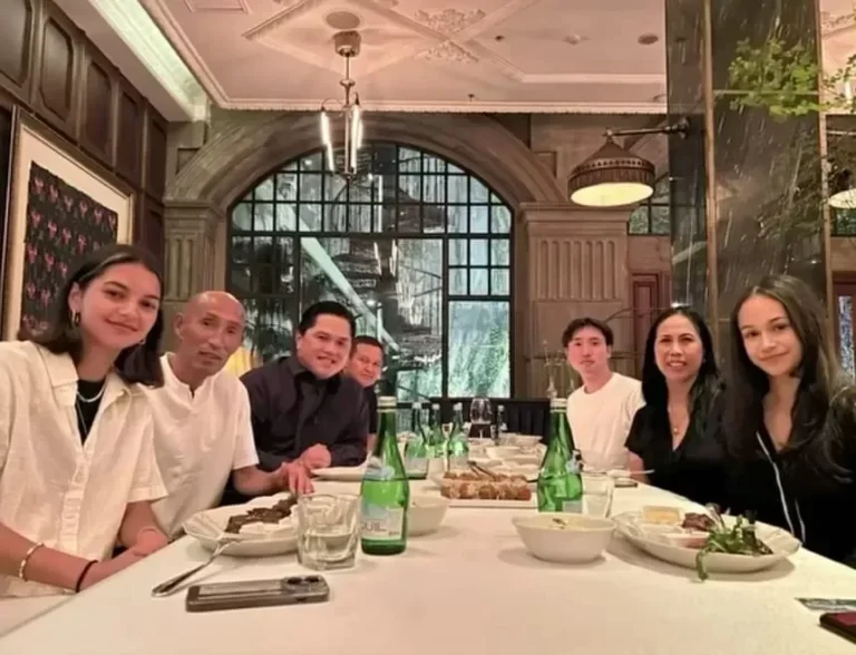 Erick Thohir makan malam bersama keluarga di sebuah restoran mewah.