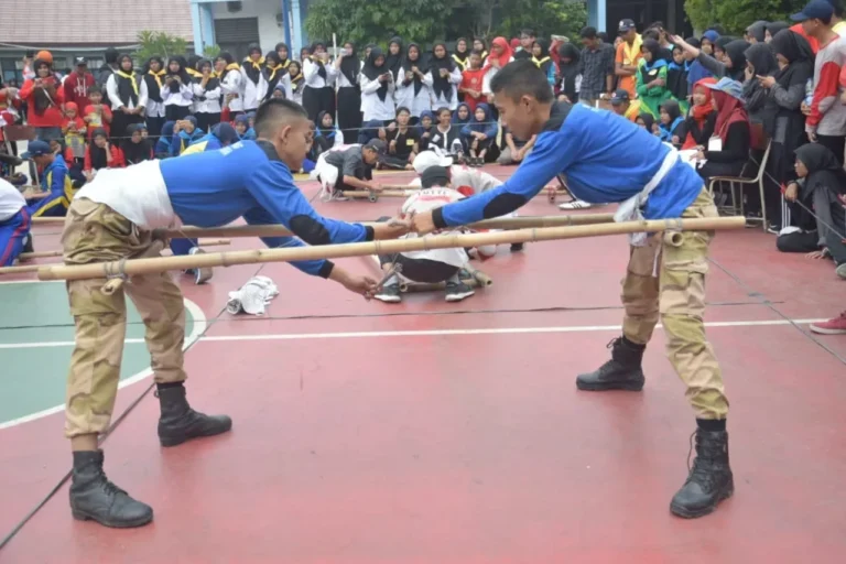 Pelajar PMR berkompetisi membuat tandu darurat dalam Lomba PMR Kabupaten Tangerang.