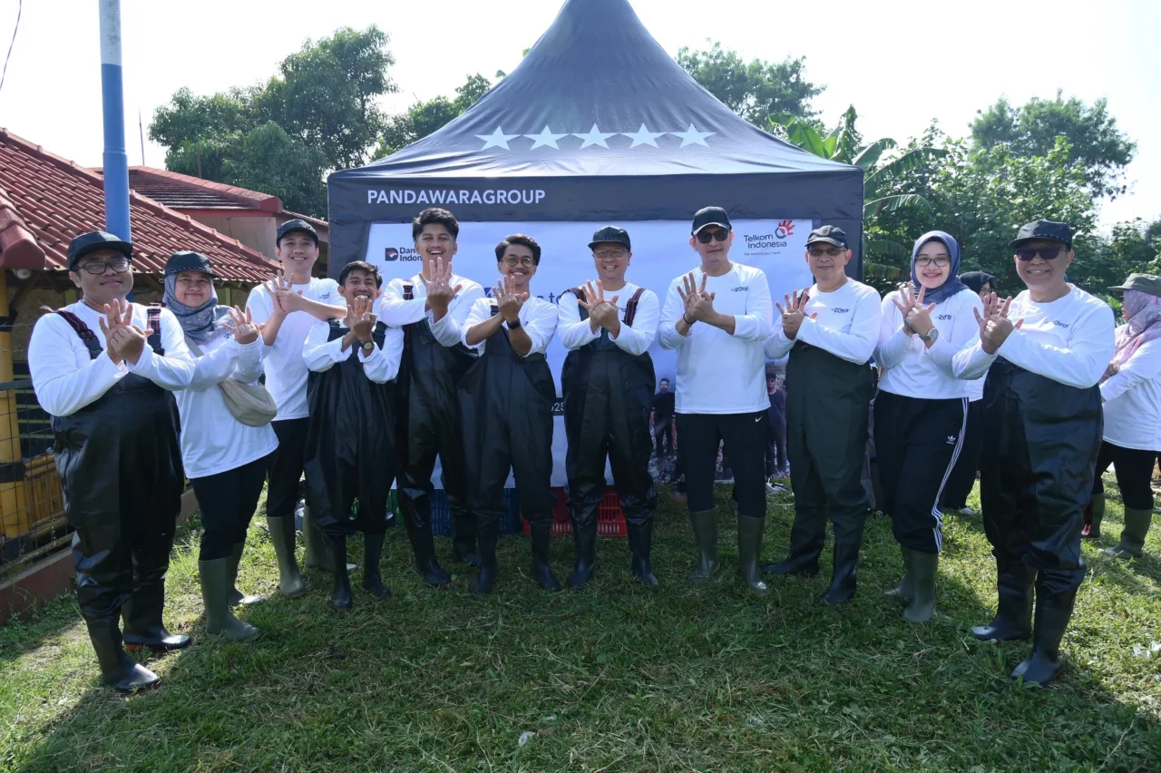 Gak Main-Main! Telkom & Pandawara Angkat 1,4 Ton Sampah dari Sungai Cioray, Bandung Langsung Melongo!