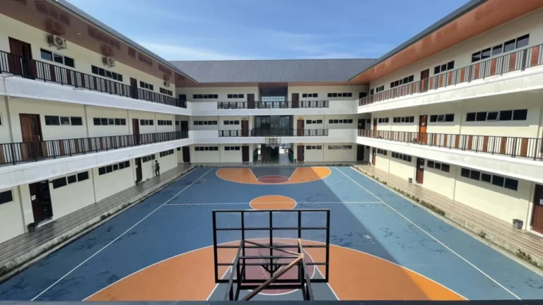Lapangan basket di tengah bangunan sekolah tiga lantai di Tangerang.