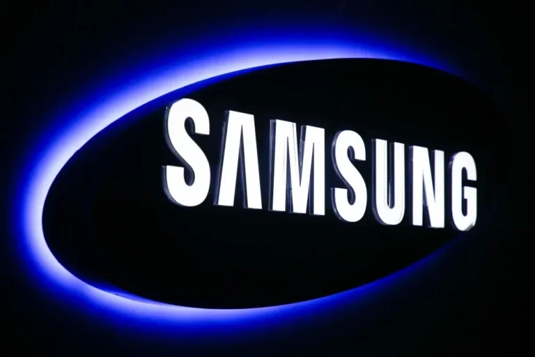 Logo Samsung bercahaya biru, menandakan update One UI 8 untuk perangkat Galaxy.