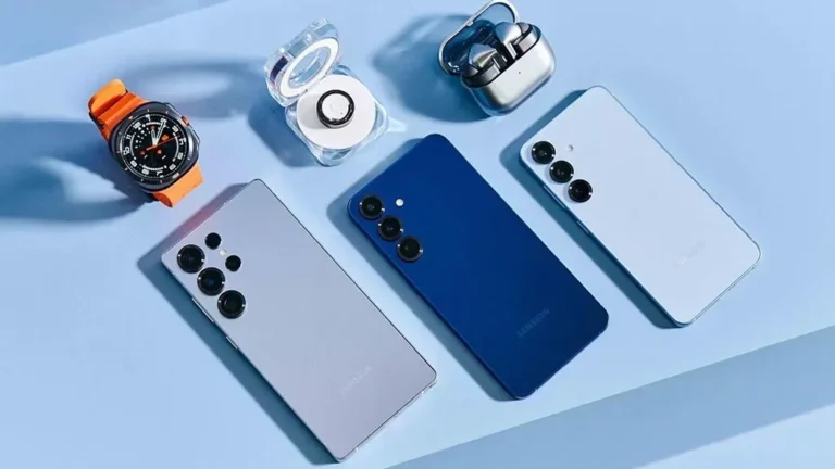 Deretan ponsel Samsung Galaxy S25 Series dengan aksesoris, siap untuk pembaruan One UI 8.