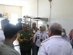 GEGER! 70 Siswa Sumedang Keracunan Massal Usai Makan Gratis, Program MBG Disorot!