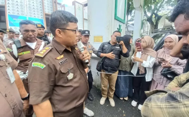 Petugas dan warga di lokasi penggerebekan ruko berisi sianida di Ambon.