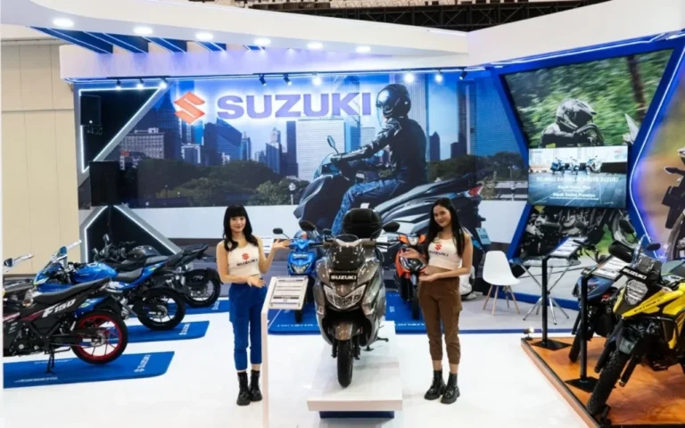 Booth Suzuki di pameran otomotif dengan berbagai model motor dan SPG.