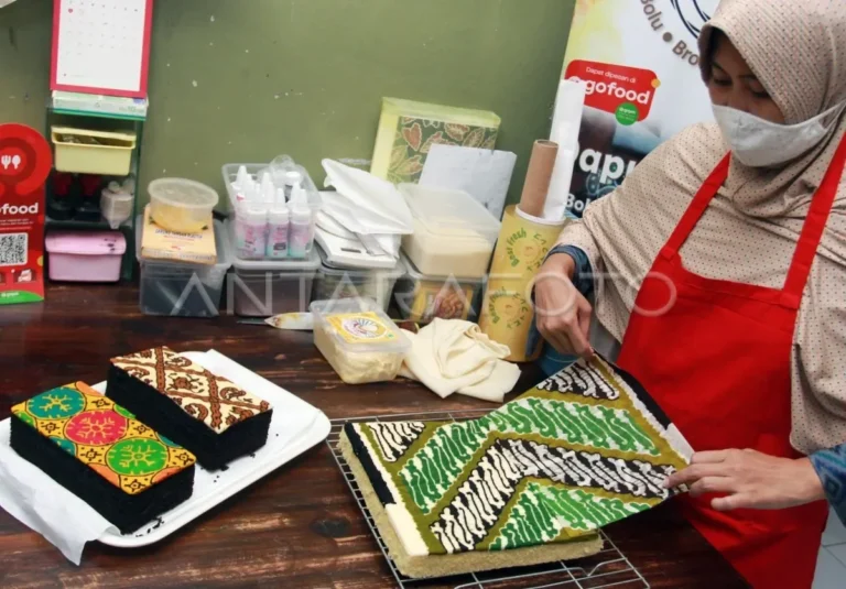 Mahasiswi Malaysia membuat kue batik dari modal bantuan SARA di dapurnya.