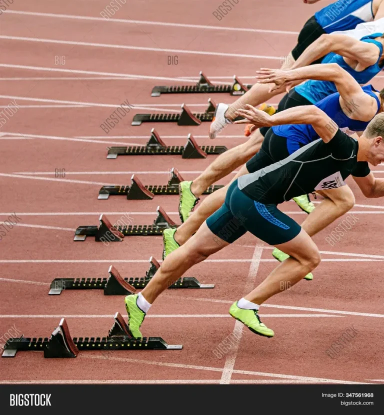 Pelari sprint beraksi, memulai lomba dengan blok start, fokus dan kecepatan.
