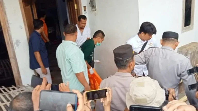 Petugas kepolisian dan forensik di lokasi penemuan jenazah ibu rumah tangga.
