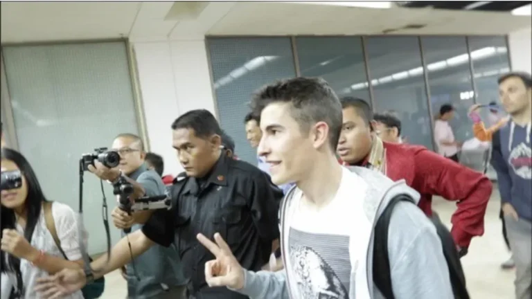 Juara dunia MotoGP Marc Marquez tersenyum ramah sesaat tiba di Jakarta.