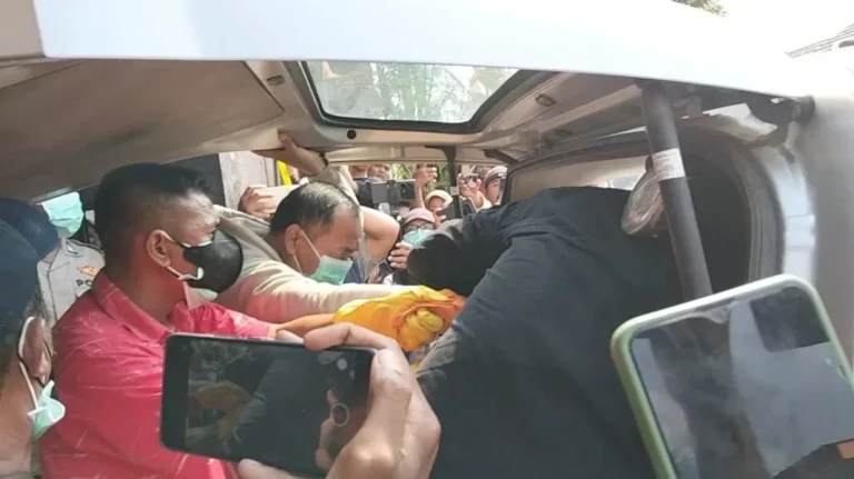 Petugas mengevakuasi jenazah korban yang ditemukan di dalam sumur di Lombok Barat.