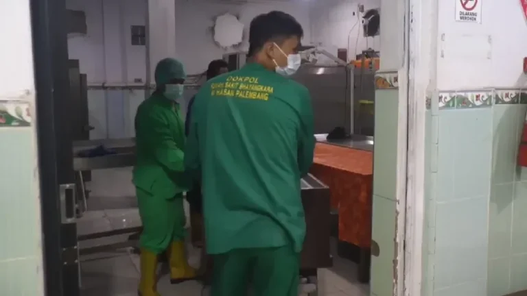 Petugas membawa jenazah N ke Rumah Sakit Bhayangkara Mataram untuk diperiksa.