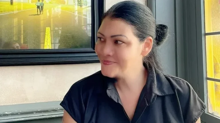 Foto Doni Herdaru Tona, pendiri Animal Defenders Indonesia, menghadap ke samping.