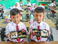 Geger! Ribuan Siswa Keracunan Massal, Program Makan Bergizi Gratis Digugat, DPR Sampai Turun Tangan!