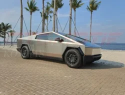 Geger! Tesla Cybertruck Miliaran Dikawal Patwal di Tol, Netizen Auto Kritik ‘Stop Tot Tot Wuk Wuk’!