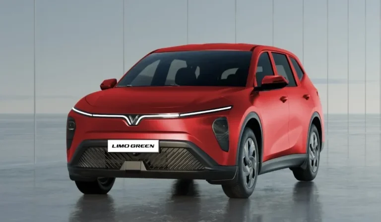 Tampak depan MPV listrik 7-seater VinFast berwarna merah, desain futuristik.