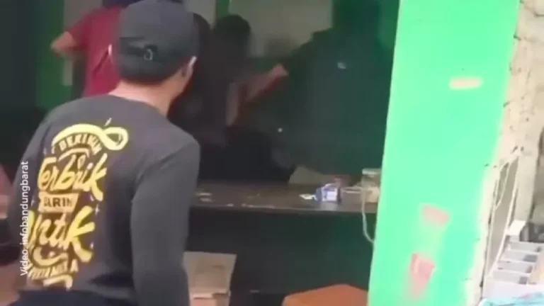 Suasana mencekam saat warga diduga mengamankan pelaku pelecehan di Padalarang.