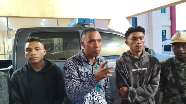 Enam tersangka kasus penganiayaan di Polres Manggarai saat konferensi pers.
