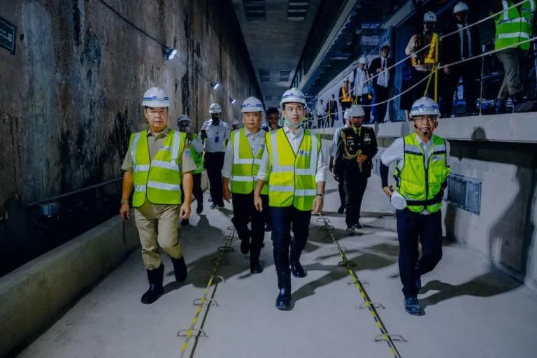 Wapres Gibran Rakabuming meninjau serius pembangunan Stasiun MRT Sawah Besar bersama tim proyek.