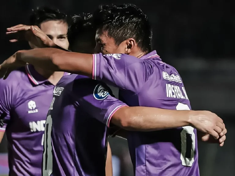 Pemain Persita Tangerang merayakan gol Javlon Guseynov ke gawang Persib Bandung.