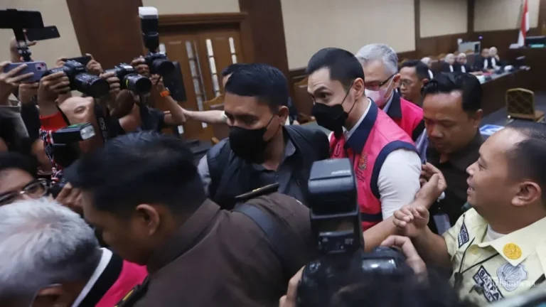 Terdakwa Ivon Setia Anggara dikawal usai sidang pledoi kasus tabrak lari maut.