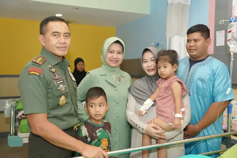 Komandan Kodiklat TNI dan Ketua IKKT Pragati Wira Anggini menjenguk anak-anak di rumah sakit.
