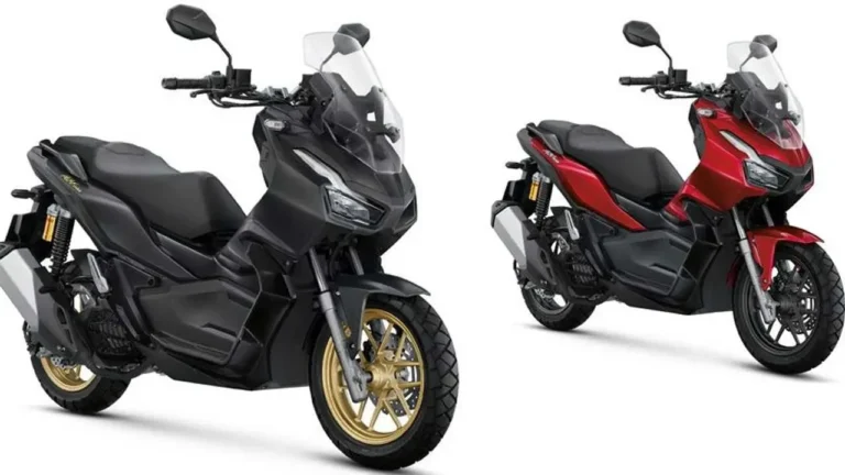 Dua motor Honda ADV160 warna hitam dan merah dipamerkan.