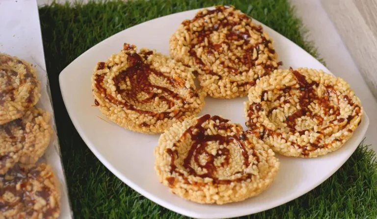 Rengginang dengan gula merah cair di atas piring putih, tampak lezat.