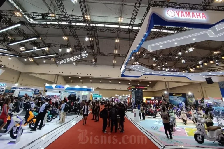 Suasana ramai IMOS 2025 di ICE BSD, dipenuhi pengunjung dan motor baru.