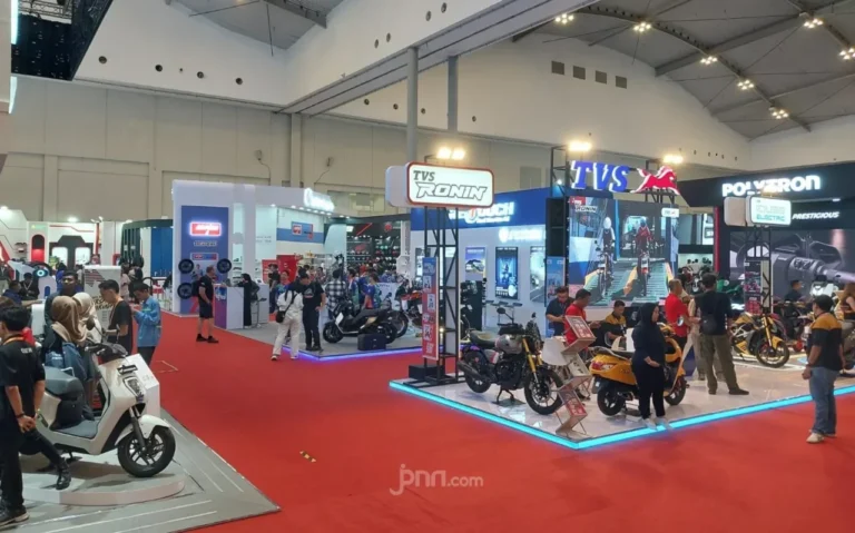 Suasana IMOS 2025 di ICE BSD, menampilkan berbagai booth motor dan pengunjung.