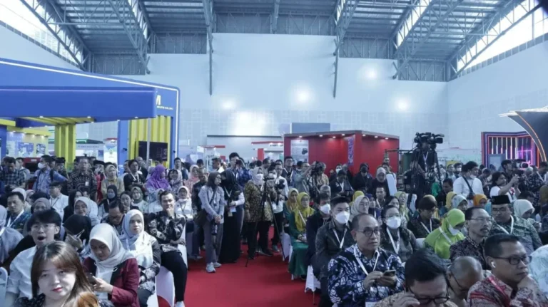Suasana pembukaan IMOS 2025 di ICE BSD City dengan antusiasme pengunjung.