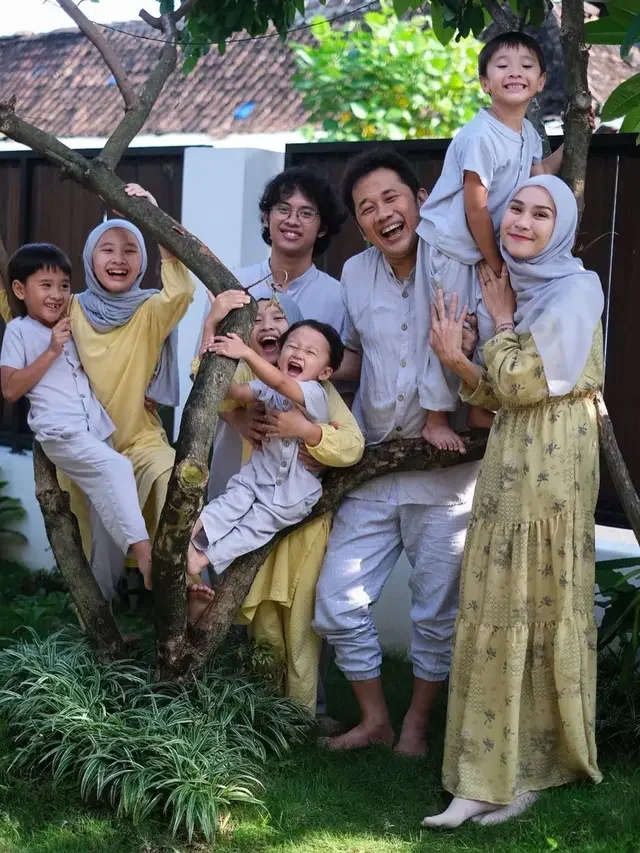 Intip Gaya Liburan Zaskia Adya Mecca & Hanung di Jepang: Piknik & Jajan, Momennya Bikin Pengen Ikutan!