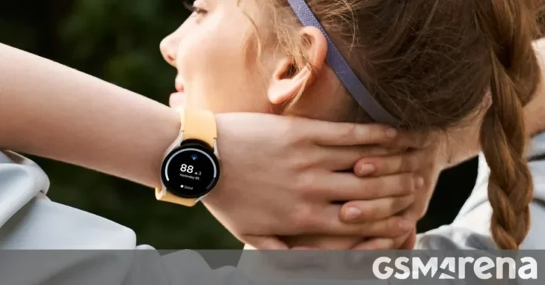Wanita menggunakan Samsung Galaxy Watch 6 memantau detak jantung saat berolahraga.