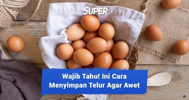 Sekumpulan telur ayam coklat dalam keranjang di atas meja kayu.