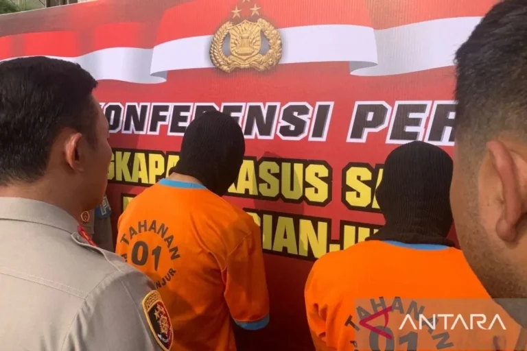 Tersangka kasus asusila di Lembor saat konferensi pers kepolisian, wajah ditutupi.