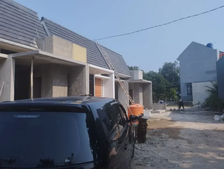 Rumah rusak dan belum selesai dibangun di lokasi ledakan Pondok Cabe.