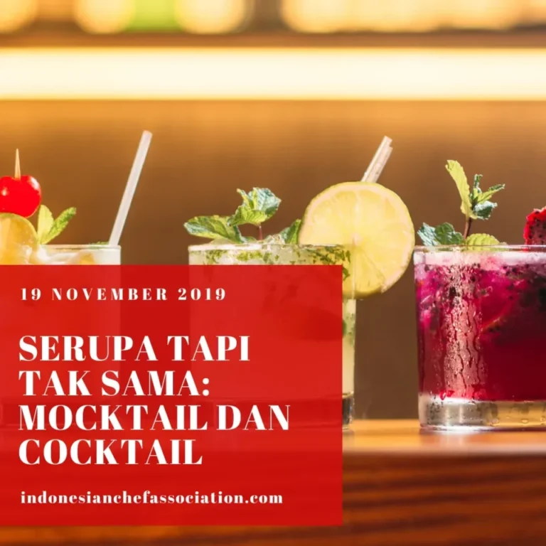 Tiga gelas mocktail warna-warni dengan hiasan buah dan daun mint di bar.