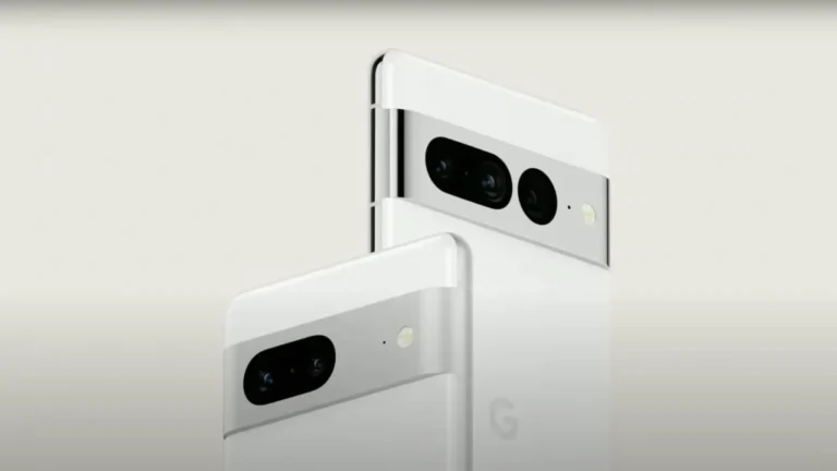 Dua ponsel Google Pixel 10 berwarna putih dengan susunan kamera belakang.