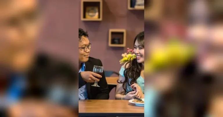 Ilustrasi kencan pertama: pria memegang gelas anggur, wanita tersenyum.