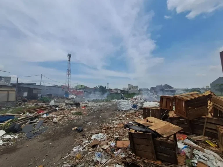 Tumpukan sampah ilegal di lahan terbuka Kota Tangerang, terlihat asap pembakaran.