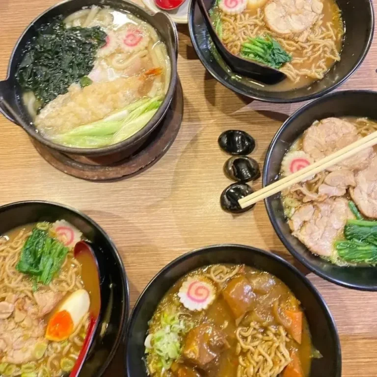 Beberapa mangkuk ramen dan udon di atas meja kayu, hidangan Awkarin di Melbourne.