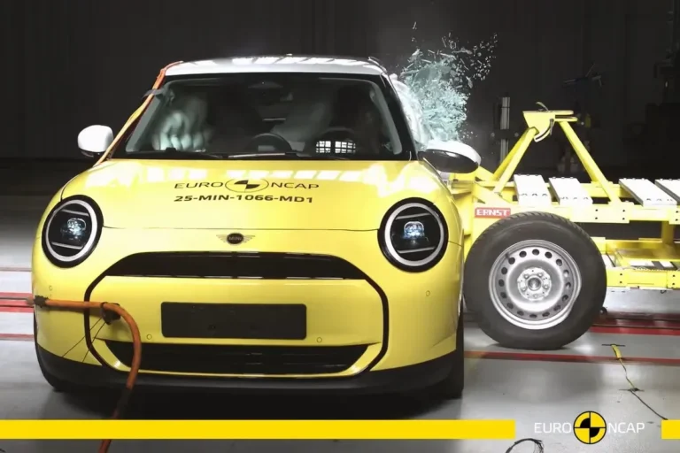 MINI Cooper kuning saat uji tabrak Euro NCAP, kaca pecah, rating bintang 5.