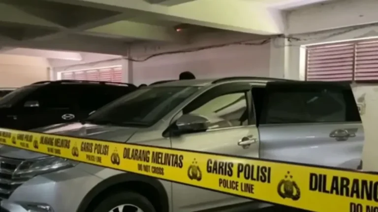 Mobil dengan garis polisi di lokasi penemuan Brigadir Esco Faska Rely.