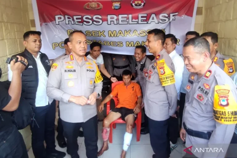 Konferensi pers polisi dengan tersangka pembunuhan di Jelekong dengan kaki diperban.