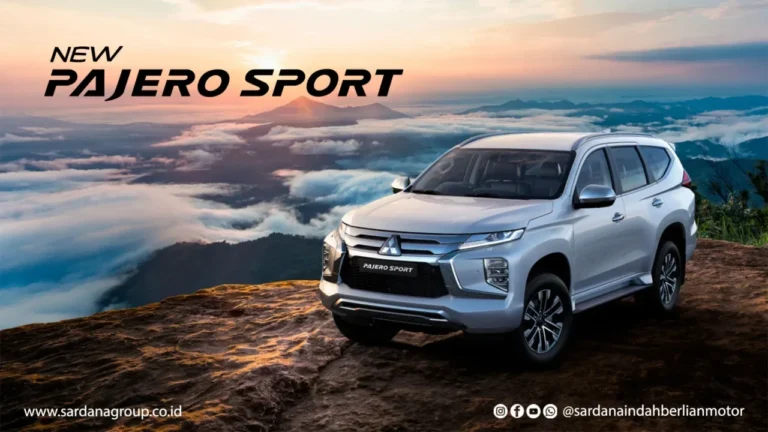 Mitsubishi Destinator SUV 7-seater warna silver, latar belakang pemandangan pegunungan.