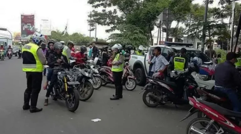 Razia kendaraan bermotor oleh polisi lalu lintas di jalan raya.