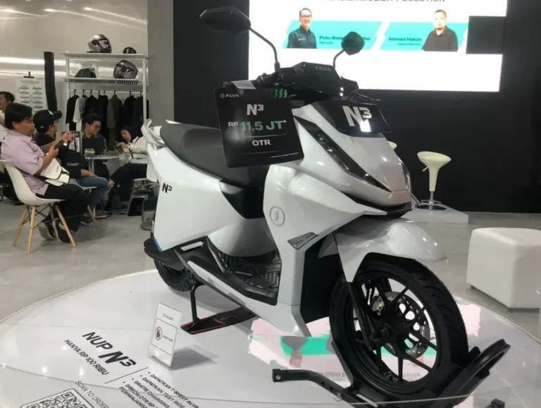 Motor listrik Alva N3 warna putih dipamerkan di acara peluncuran.