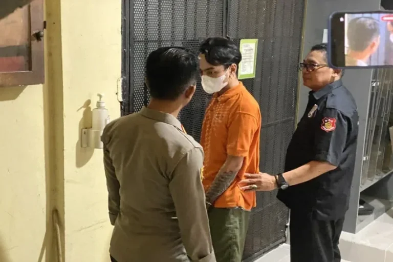 Pelaku pembunuhan mahasiswi NTT, FF, diperiksa petugas kepolisian di kantor polisi.